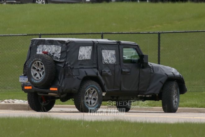 2018-jeep-wrangler-jl-rear-quarter-view-01