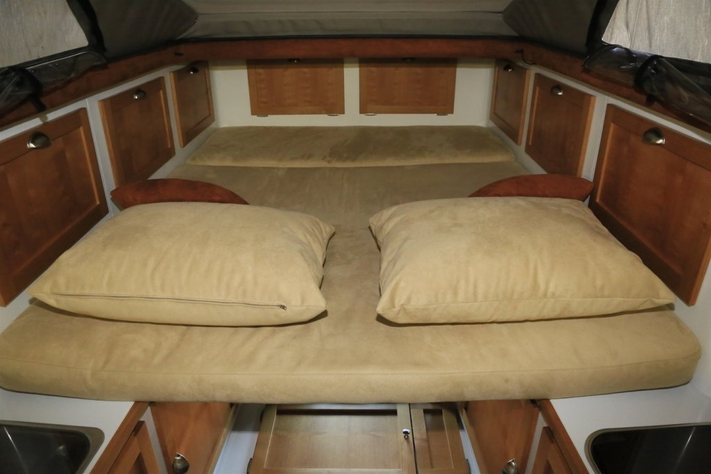 Jeep-Action-Camper-full-bed
