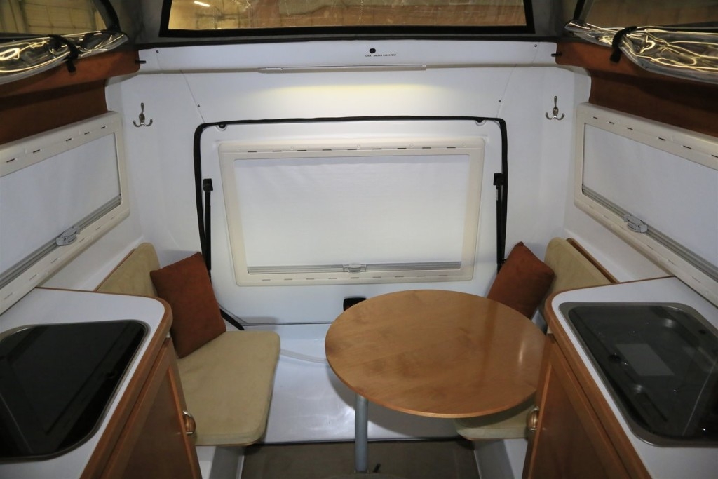 Jeep-Action-Camper-rear-table