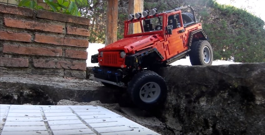 Lego-Jeep-Wrangler-Rubicon-Crawling-2